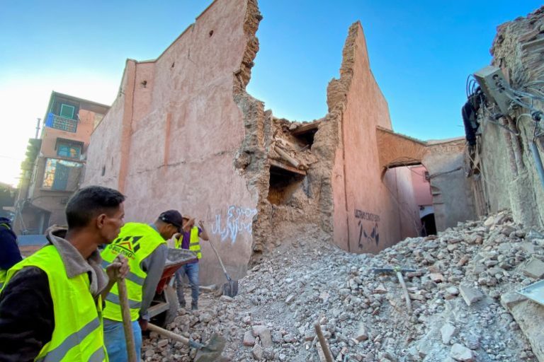روح تضامن عالية.. أطباء "متطوعون" يتوافدون على المناطق المتضررة من مختلف المدن