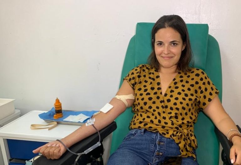 الأميرة فايزة العلوي تتبرع بالدم و تدعو المغاربة للتضامن في هاته المحنة
