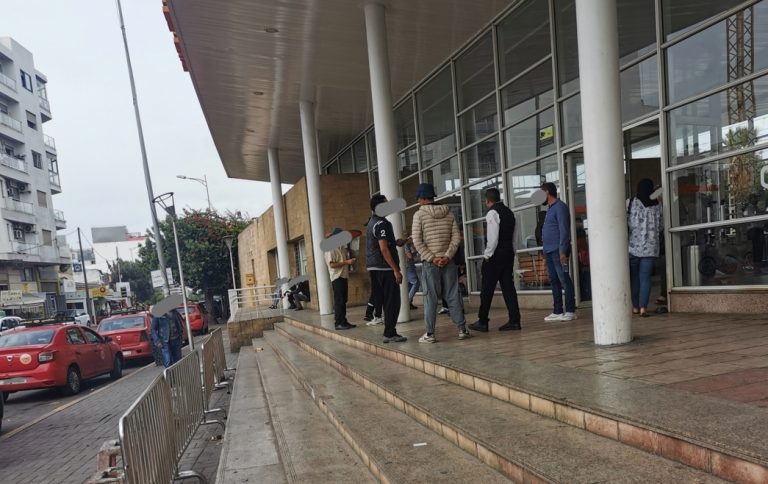 تحرش و كلام نابي.. سائقو سيارات أجرة يثيرون امتعاض المسافرين بمحطة الوازيس