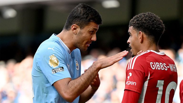 خنق لاعب نوتنغهام بعد مشاداة كلامية.. طرد نجم مانشستر سيتي من المباراة