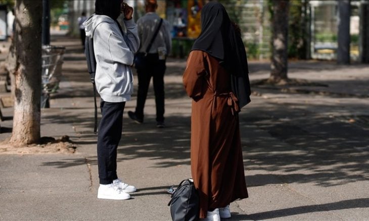 فرنسا..محجبة تقدم شكوى أممية بعد طردها من المدرسة بسبب لباسها