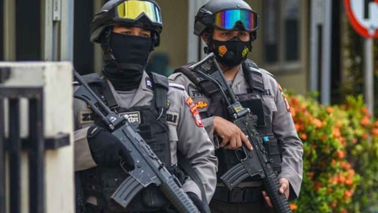 رميا بالرصاص.. إندونيسيا تحكم بالإعدام على 8 إيرانيين