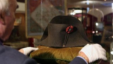 Photo of مزاد في العاصمة الفرنسية لبيع قبعة نابليون بونابرت