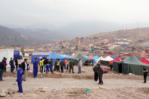 نصب خيام مقاومة للأمطار وتوزيع أغذية على متضرري الزلزال بالحوز وأزيلال