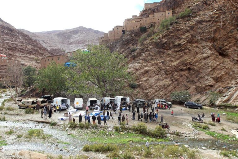 تظافر الجهود لتوزيع الخيام والأغذية على ساكنة إقليم شيشاوة