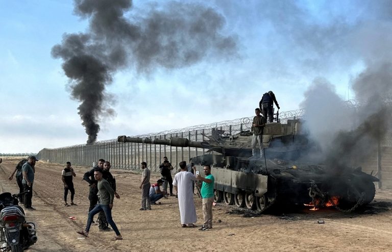 حماس تشن هجوما صاروخيا على دبابات توغلت داخل قطاع غزة