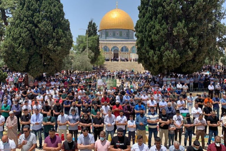 5 آلاف مقدسي يؤدون صلاة الجمعة في الأقصى