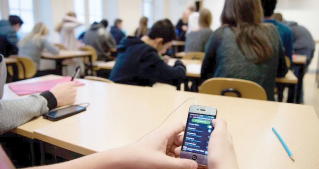 بريطانيا تتجه لمنع استخدام التلاميذ للهواتف المحمولة بالمدارس
