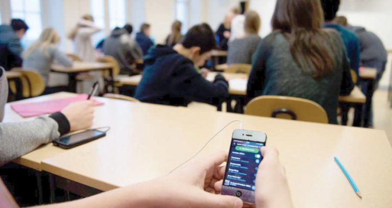 بريطانيا تتجه لمنع استخدام التلاميذ للهواتف المحمولة بالمدارس