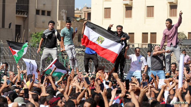 "إسرائيل" تدعو مواطنيها لمغادرة مصر والأردن "فورا"