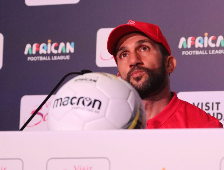 مدرب الوداد يؤكد عزمه على تحقيق الفوز أمام إنييمبا النيجيري