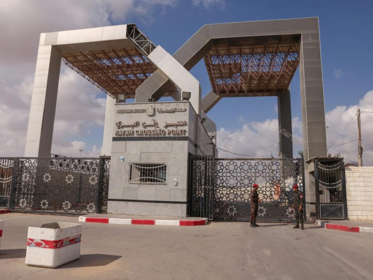 14 سيارة إسعاف من مركز الملك سلمان للإغاثة تعبر رفح إلى قطاع غزة