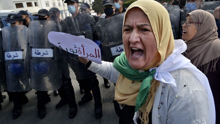تقرير .."امرأة واحدة على الأقل تُـ..ـقتل" كل أسبوع في الجزائر