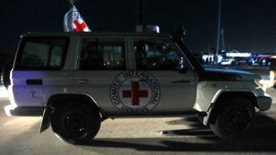 Photo of تسليم 12 محتجزا إسرائيليا في غزة للصليب الأحمر
