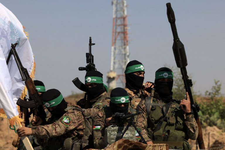 " رويترز" : "حماس" علقت محادثات الأسرى