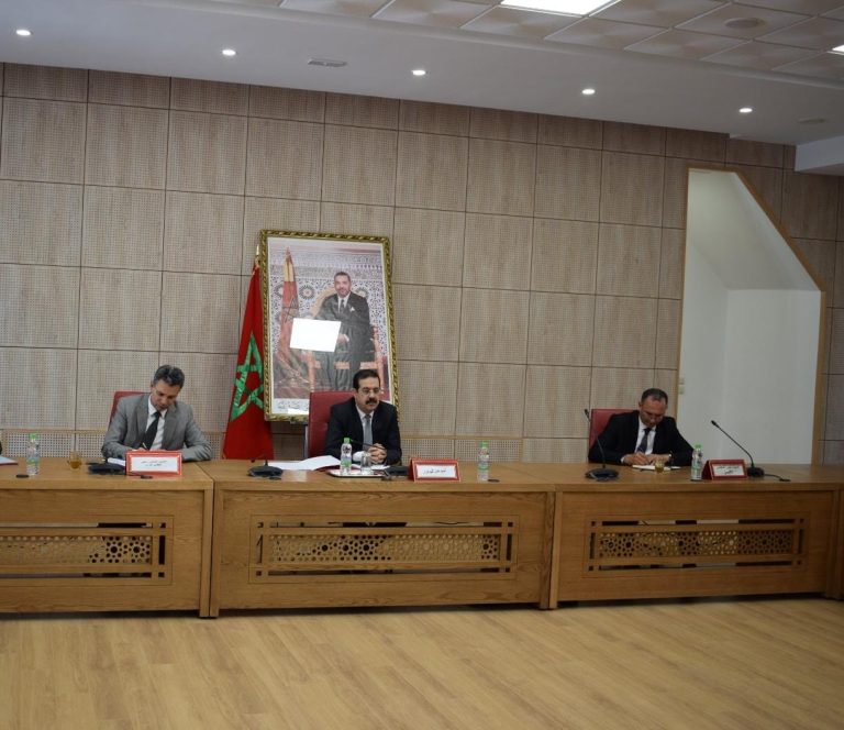 عامل إفران يترأس اجتماعا حول "الحياة الصحية" للفئة المتمدرسة