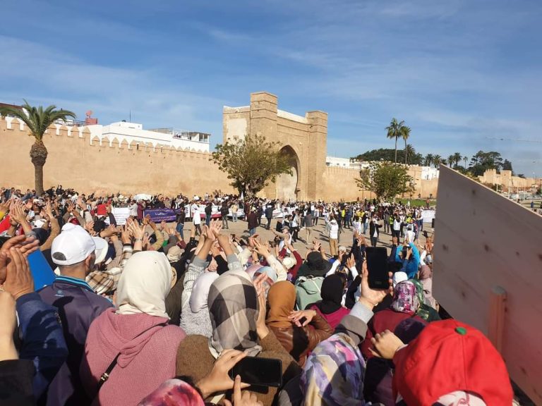 سلا.. الأساتذة ينزلون للشوارع احتجاجا على "القانون الأساسي الجديد"
