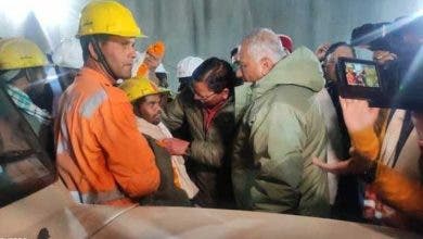 Photo of بعد جهود متواصلة.. إنقاذ عمال علقوا 16 يوما بنفق منهار في الهند