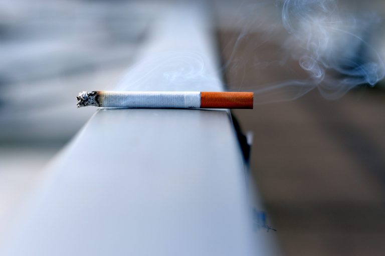 فرنسا تعلن حظر التدخين على الشواطئ وفي الحدائق العامة