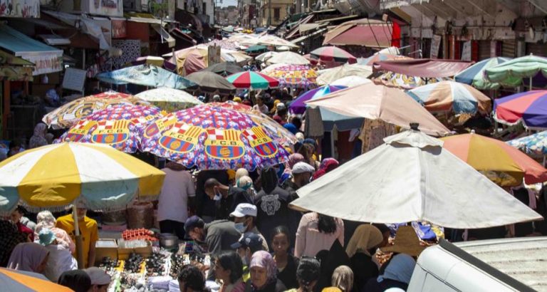 الحكومة تعلن عن خطة لدمج الباعة الجائلين في النظام الاقتصادي