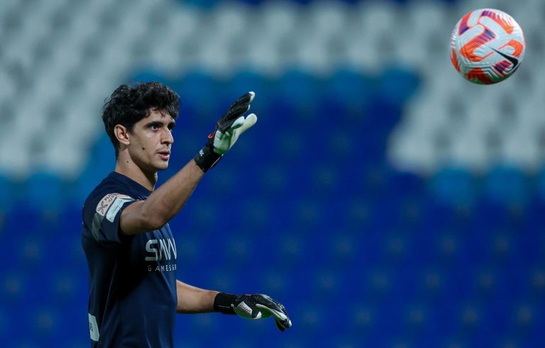 بونو يواصل تألقه مع الهلال ويخرج بـ “شباك نظيفة” أمام الفتح