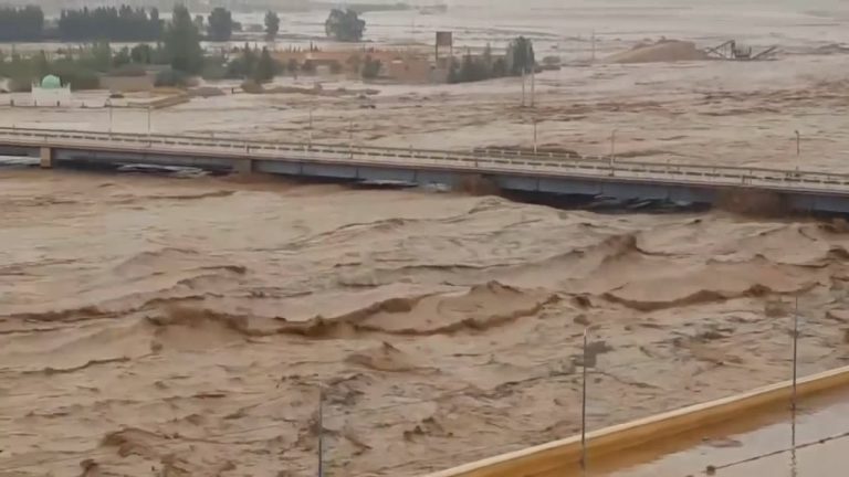 طانطان : سيول جارفة تحاصر حافلة لنقل المسافرين ( صورة )