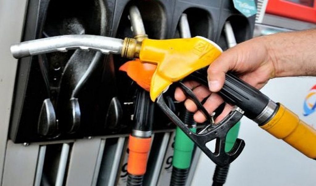 بسبب رفضها خفض أسعار الوقود.. سائقون يقاطعون محطات (طوطال) و(شال)