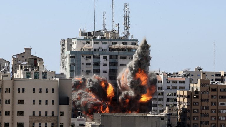 استشهاد 22 فردا من عائلة مراسل لقناة الجزيرة بغزة