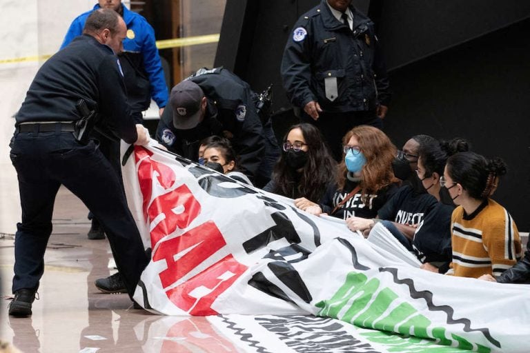 دعما لغزة ..ناشطون ينظمون احتجاجا في مبنى لمجلس الشيوخ الأمريكي