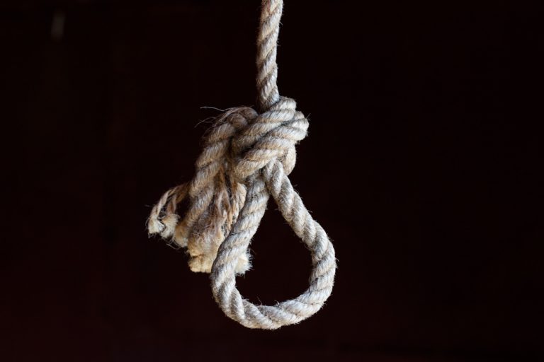 مستعملا سرواله الداخلي.. معتقل بتهم إر.هابية ينت.حر بسجن العرائش