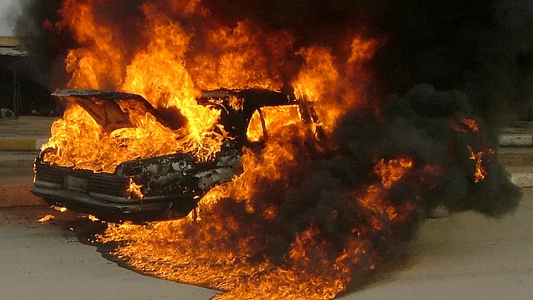 أغمضت عينيه لتفاجئه بهدية.. شابة تحرق خطيبها داخل سيارته بالعراق