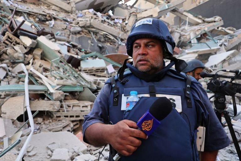 إصابة مراسل الجزيرة وائل الدحدوح بشظايا جراء قصف إسرائيلي