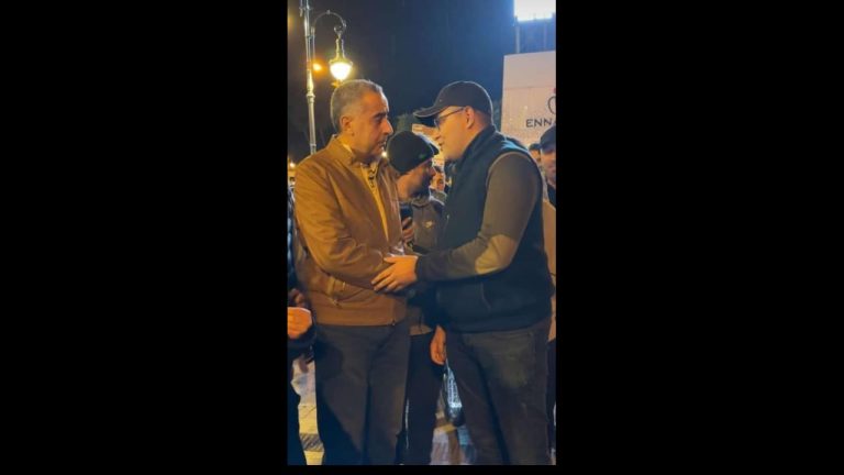 حموشي يتجول بدون بروتوكول بطنجة ومواطنون يلتقطون صورا معه