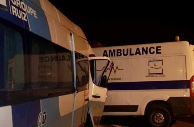 طنجة.. مصرع "مريض" في حادث اصطدام سيارة إسعاف مع "ناقلة عمال"