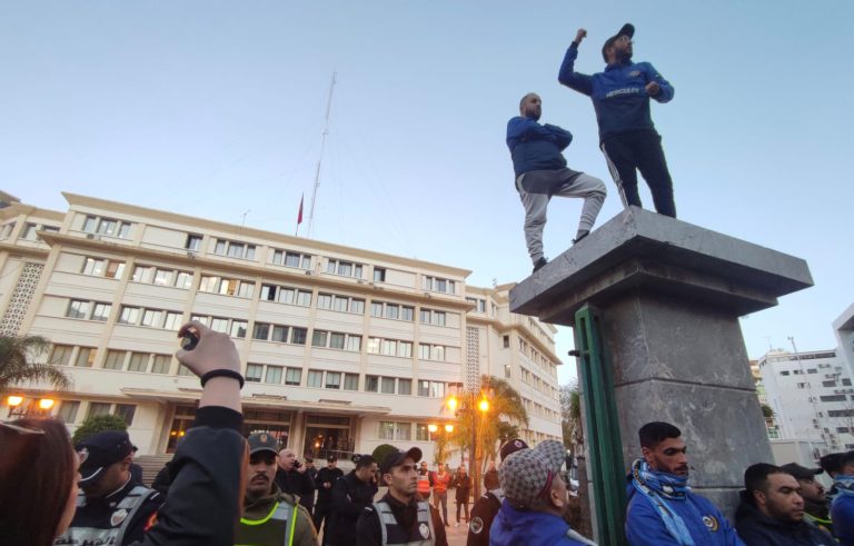 الفصيل التشجيعي لاتحاد طنجة يحتج أمام ولاية الجهة بسبب وضعية الفريق ( فيديو)