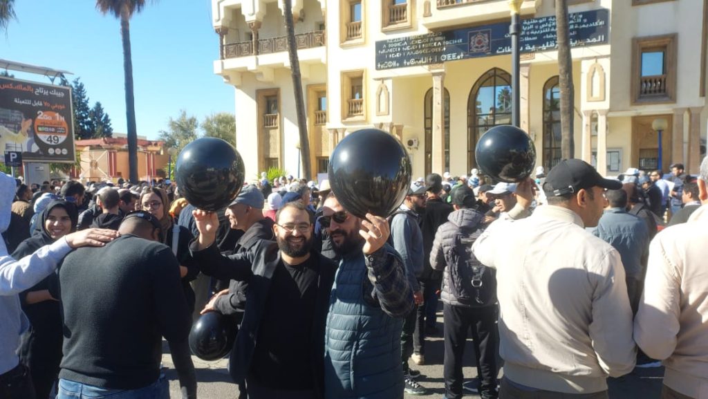 "بالونات سوداء" في مسيرة إسقاط النظام الأساسي بسطات
