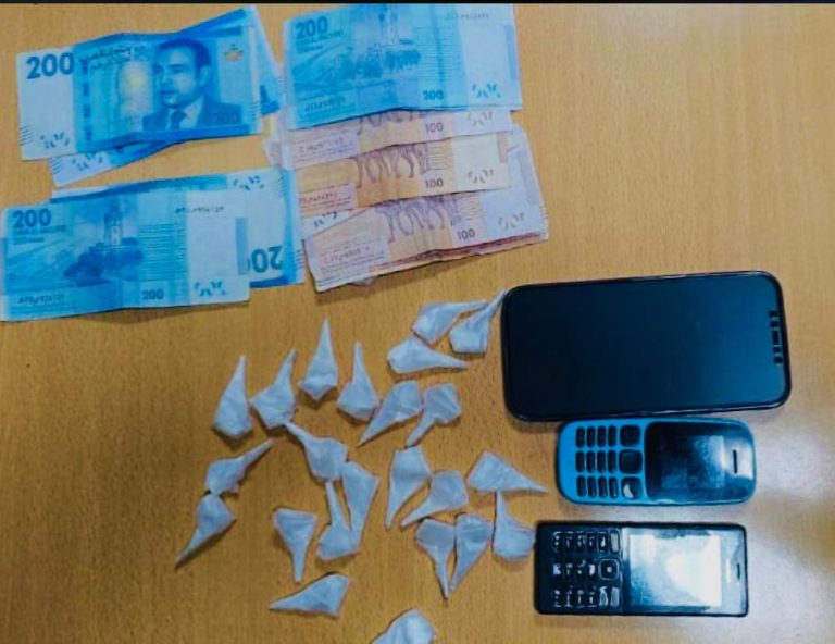 طنجة..توقيف شخصين بحوزتهما 26 لفافة من مخدر الكوكايين