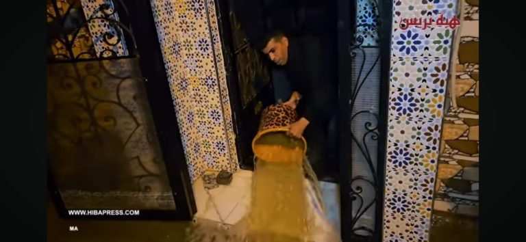 ساكنة البرنوصي تحصي خسائرها بسبب تسرب الماء إلى بيوتهم + "فيديو"