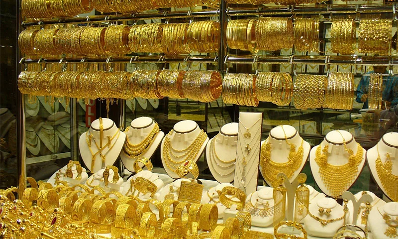 "احتفالات نهاية السنة الميلادية" تقفز بأسعار الذهب
