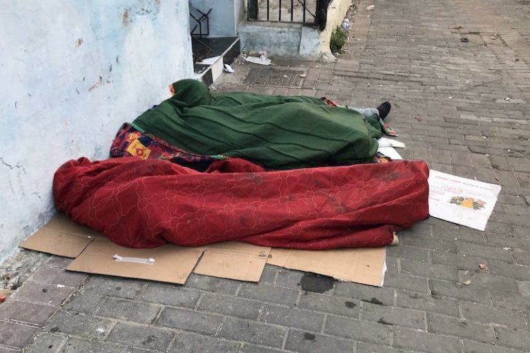 أكادير : مشردون يفترشون "الكرطون" في عز موجة الصقيع