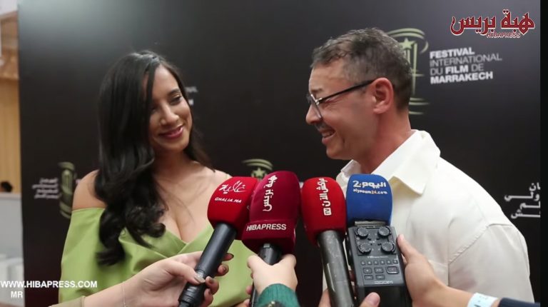 بالفيديو.. أمين الناجي يتغزل بزوجته علنا في أول ظهور لها بمراكش