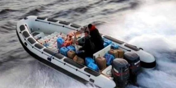 حجز حوالي 700 كلغ من الكوكايين على متن زورق سريع قبالة السواحل السنغالي