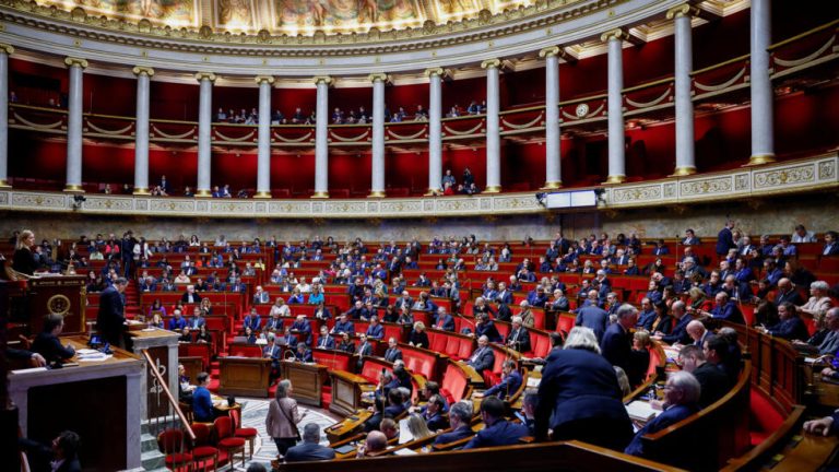 اليمين الفرنسي ينجح في تمرير قانون الهجرة.. ووزير الصحة يقدم استقالته