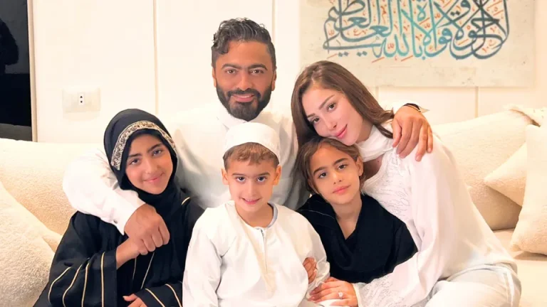 بصورة عائلية مع بسمة.. تامر حسني يحير جمهوره