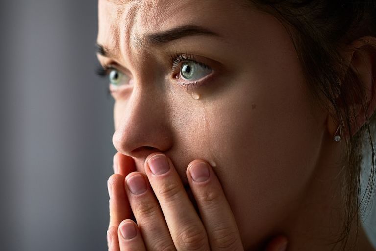 دراسة: دموع النساء تُحدث تأثيرا صادما على الرجال