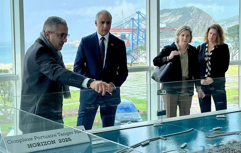 بعد قرار الجزائر منع الشحن من موانئ المغرب.. السفير الأمريكي يزور ميناء طنجة المتوسط