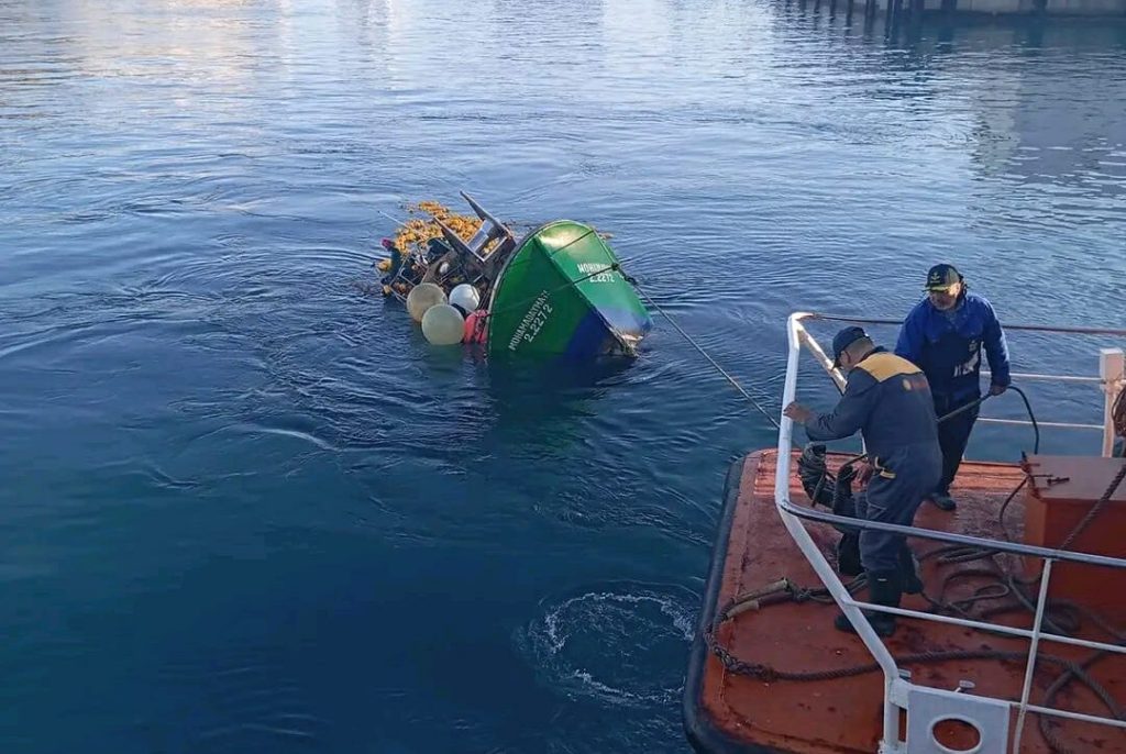 نجاة 3 بحارة إثر انقلاب قارب صيد بسواحل الحسيمة