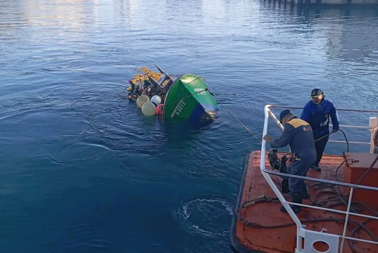 نجاة 3 بحارة إثر انقلاب قارب صيد بسواحل الحسيمة