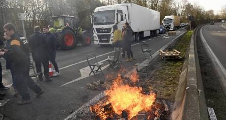 بلجيكا.. فلاحون ينضمون للاحتجاجات في فرنسا ويغلقون طريقا حيويا