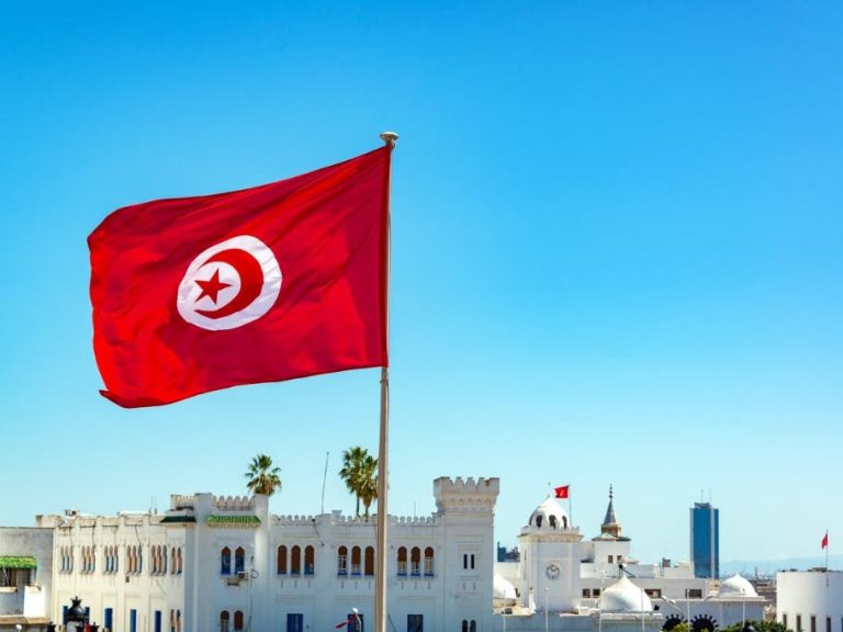 تونس.. السلطات توقف صحفيا بـ"الجزيرة" وتحجز حاسوبه وهواتف عائلته